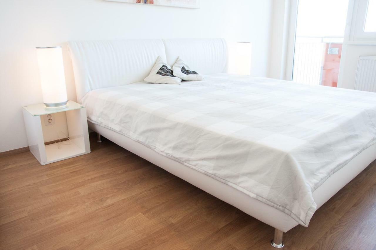 Prostorny 3 Pokojovy Apartman S Dvema Terasami Praga Zewnętrze zdjęcie
